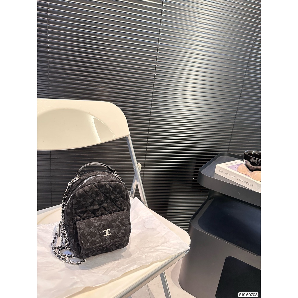 2025 กระเป๋าเป้สะพายหลัง CHANEL CHANEL Black Camellia ขนาด 13.5 19