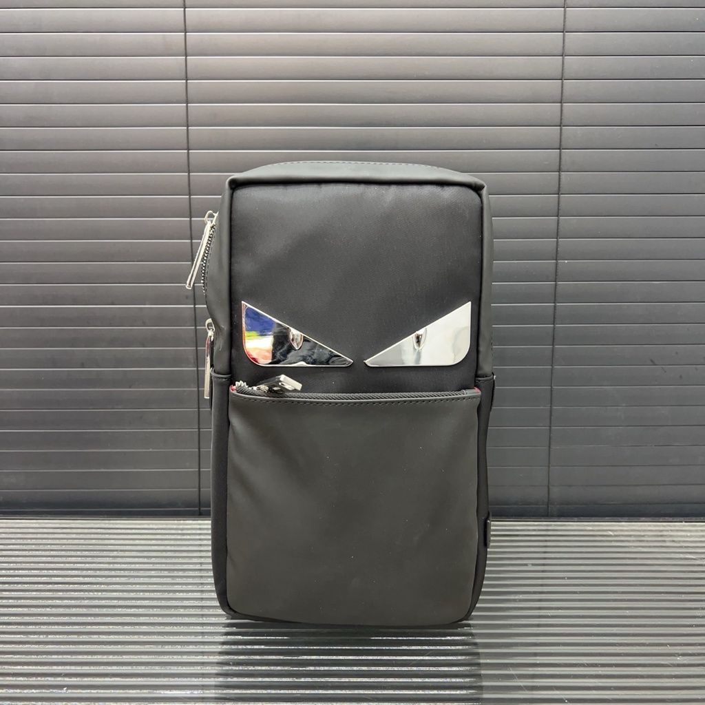 2025 Fendi Little Monster กระเป๋าคาดหน้าอกกระเป๋าสะพายไนลอนกระเป๋า Messenger วัตถุจริงการถ่ายภาพข้อม