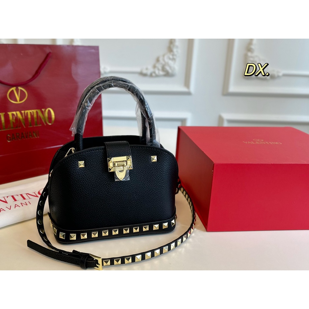 Valentino104 Rivet Decorative กระเป๋าถือสีดําแฟชั่นกระเป๋าเดินทาง