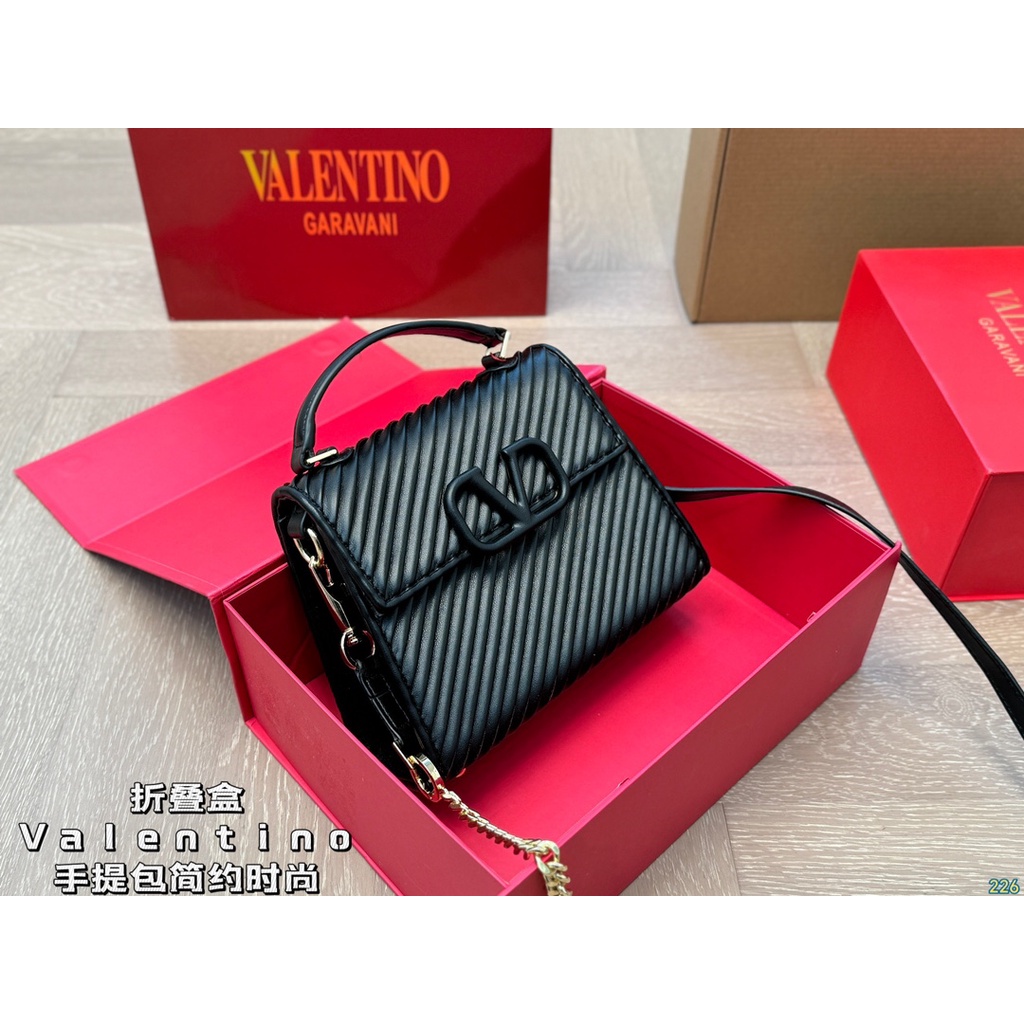 Valentino103 กระเป๋าถือลายทางสีดําแฟชั่นเรียบง่าย