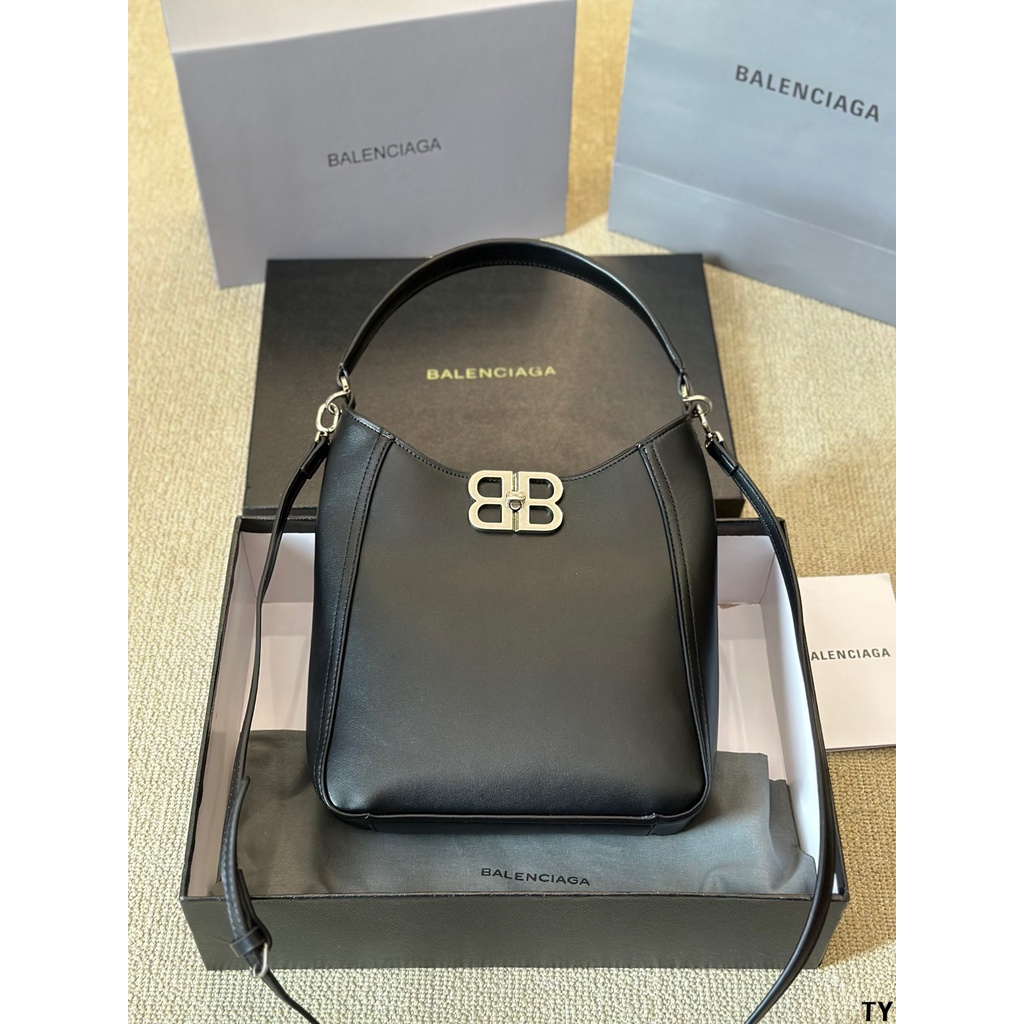 BALENCIAGA104 Classic Double B Buckle กระเป๋าถือเรียบง่ายสีดํา