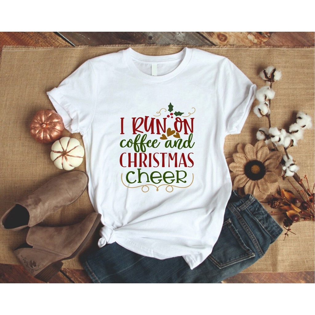 I Run On Coffee Christmas Cheer Festive Holiday เสื้อยืด Unisex