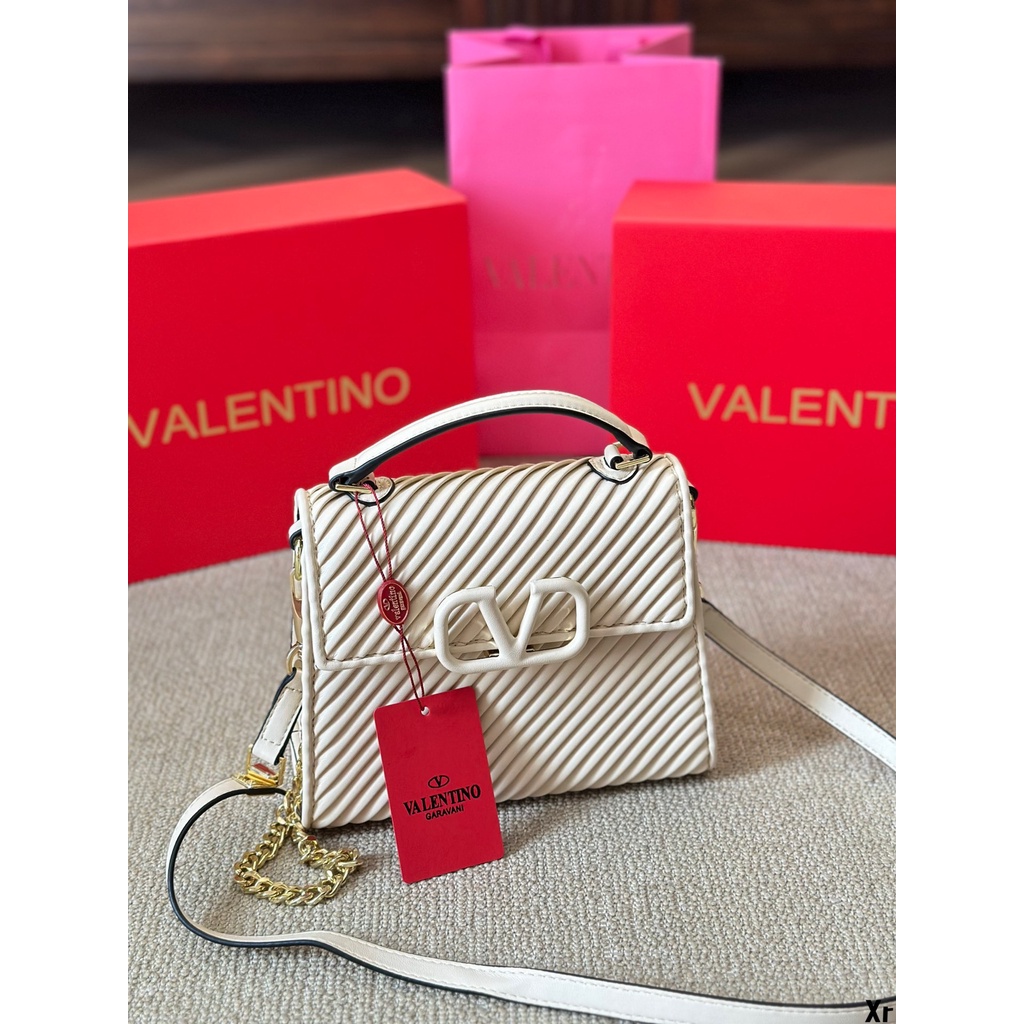 Valentino101 กระเป๋าถือหัวเข็มขัดรูปตัว V สีขาวลายแฟชั่นกระเป๋าเดินทาง