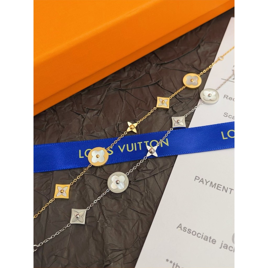 สร้อยข้อมือลําลองกําไลข้อมือที่ละเอียดอ่อนโลโก้ตัวอักษรกลวงเหล็กไทเทเนียมกันน้ําสร้อยข้อมือโซ่ไม่เป็