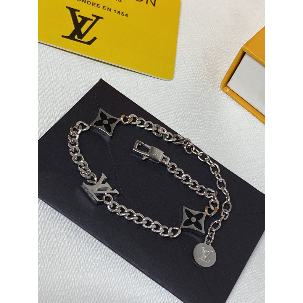 สร้อยข้อมือแฟชั่นแบบโลหะ titanium พร้อมตัวอักษรโลโก้ทรงเรียบง่าย และโซ่ที่ไม่เป็นสนิม พร้อมระบบกันน้ำ