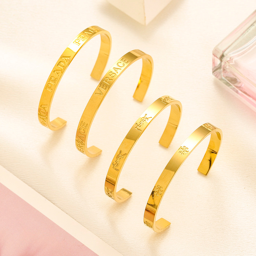 สร้อยข้อมือลําลองกําไลข้อมือที่ละเอียดอ่อนโลโก้ตัวอักษรกลวงสร้อยข้อมือเหล็กไทเทเนียม ZG3282