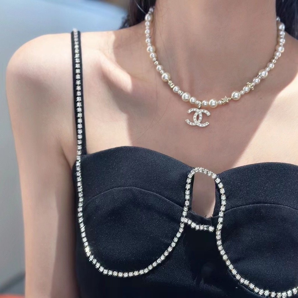 สร้อยคอมีจี้สไตล์วินเทจสำหรับผู้หญิง ลายจดหมายหวานๆ เพิ่มความสวยงามให้แก่แฟชันของคุณ