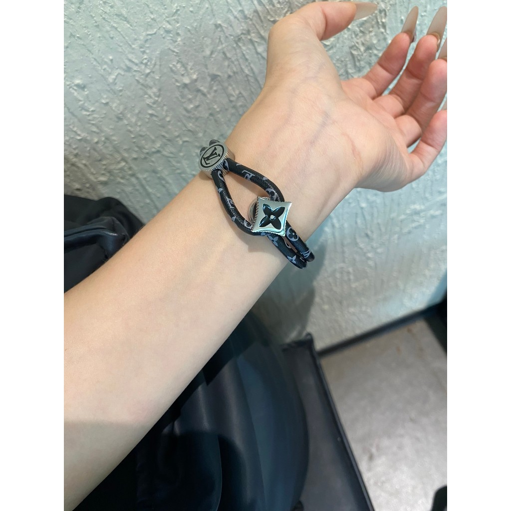 กำไลข้อมือลำลอง สไตล์เรียบหรู ลายโลโก้แบบตัวอักษรโปร่งแสง จากเหล็กไทเทเนียม ทนทานน้ำได้ โซ่ไม่เป็นสนิม 103373