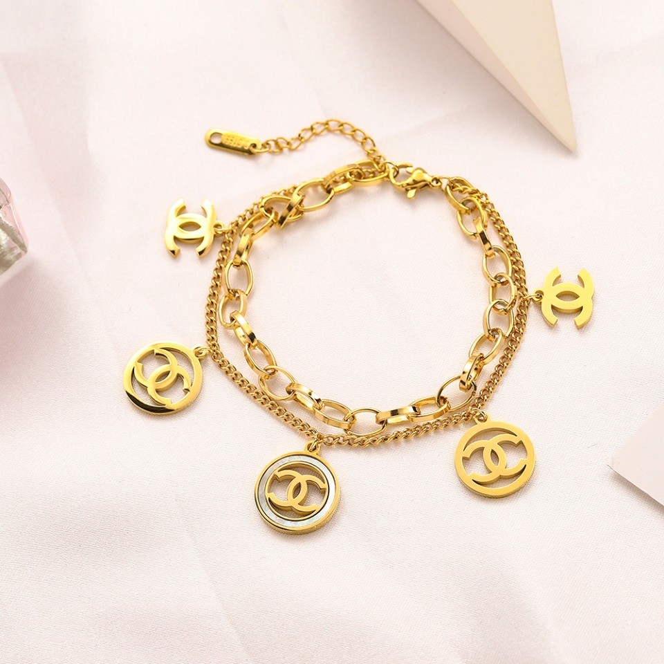 สร้อยข้อมือลําลองกําไลข้อมือที่ละเอียดอ่อนโลโก้ตัวอักษรกลวงสร้อยข้อมือเหล็กไทเทเนียม ZG1881