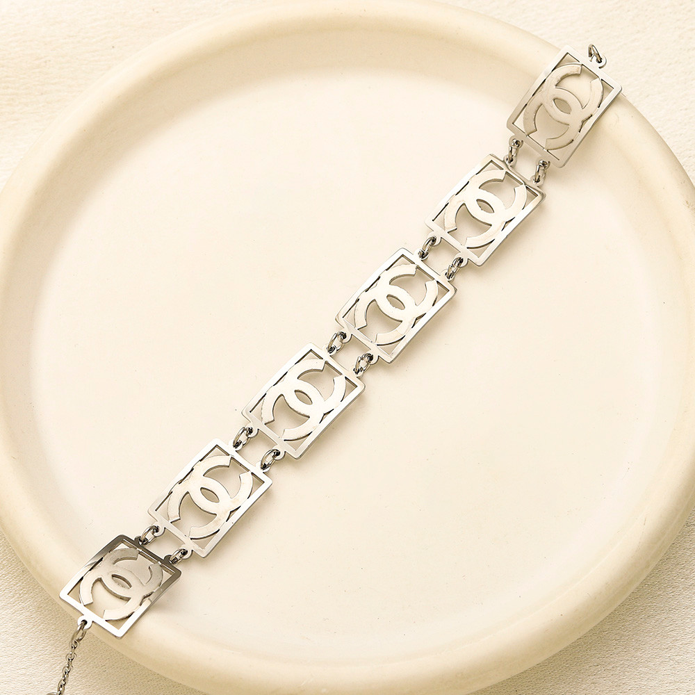 สร้อยข้อมือลําลองกําไลข้อมือที่ละเอียดอ่อนโลโก้ตัวอักษรกลวงสร้อยข้อมือเหล็กไทเทเนียม ZG3104