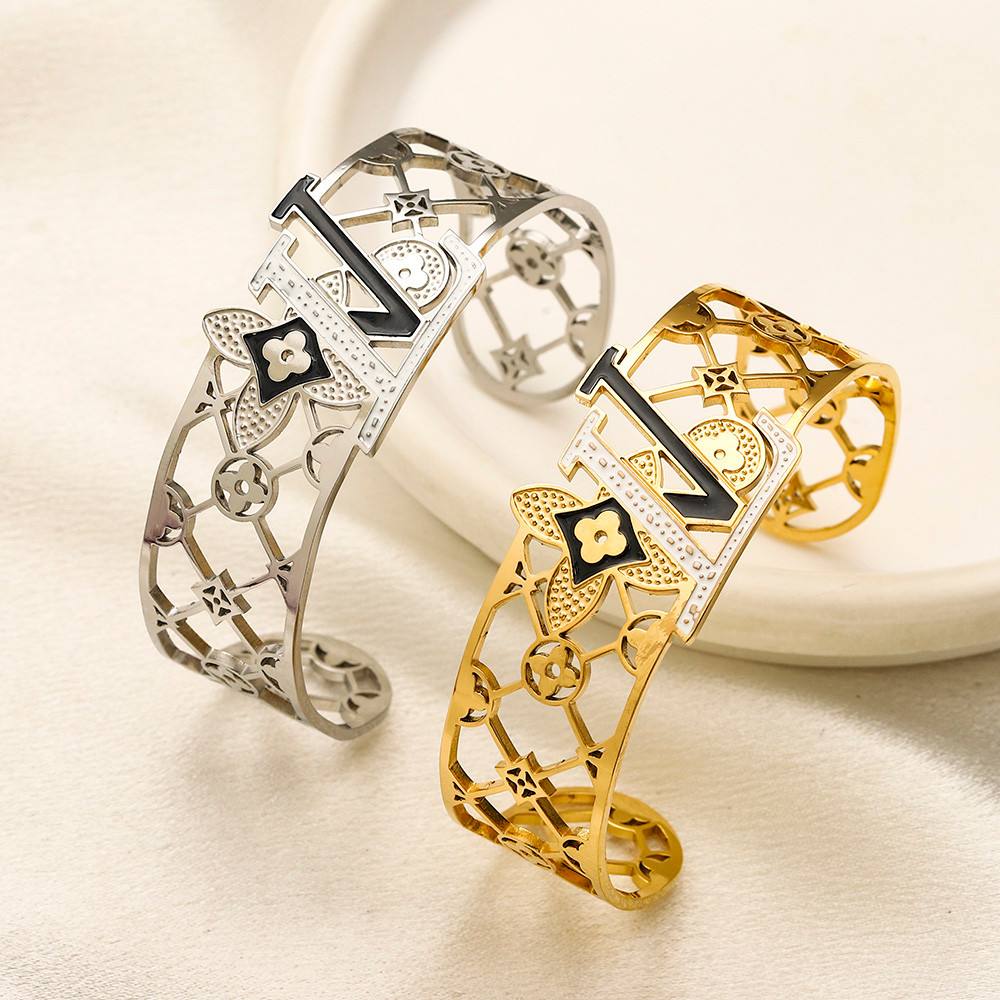 สร้อยข้อมือลําลองกําไลข้อมือที่ละเอียดอ่อนโลโก้ตัวอักษรกลวงสร้อยข้อมือเหล็กไทเทเนียม ZG3107