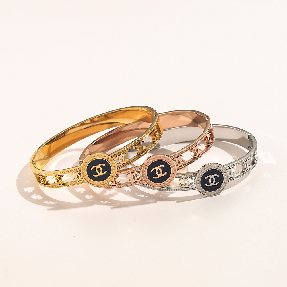 สร้อยข้อมือลําลองกําไลข้อมือที่ละเอียดอ่อนโลโก้ตัวอักษรกลวงสร้อยข้อมือเหล็กไทเทเนียม ZG1592