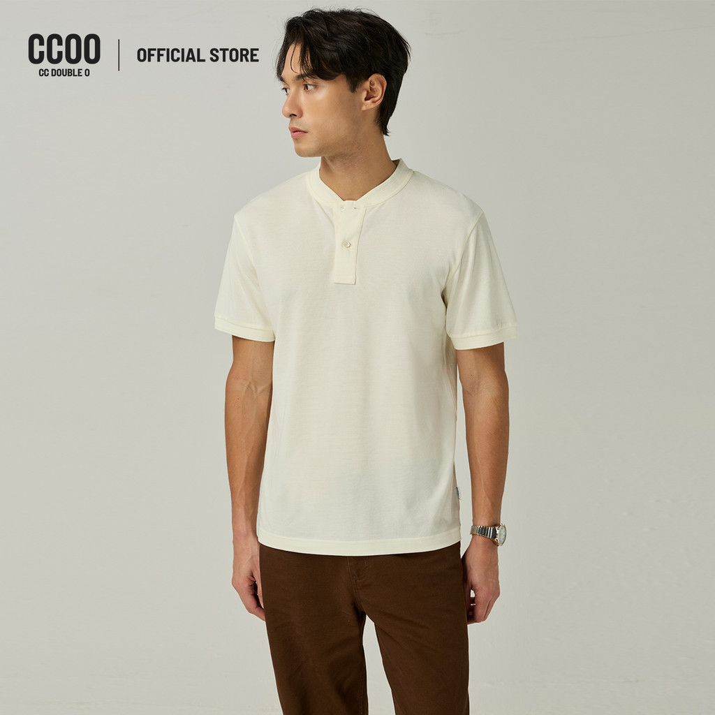 CC DOUBLE O HENLEY NECK TEE ผู้ชาย เสื้อยืดคอเฮนลีย์ รุ่น O26SGMC020 (SS26 #C2)