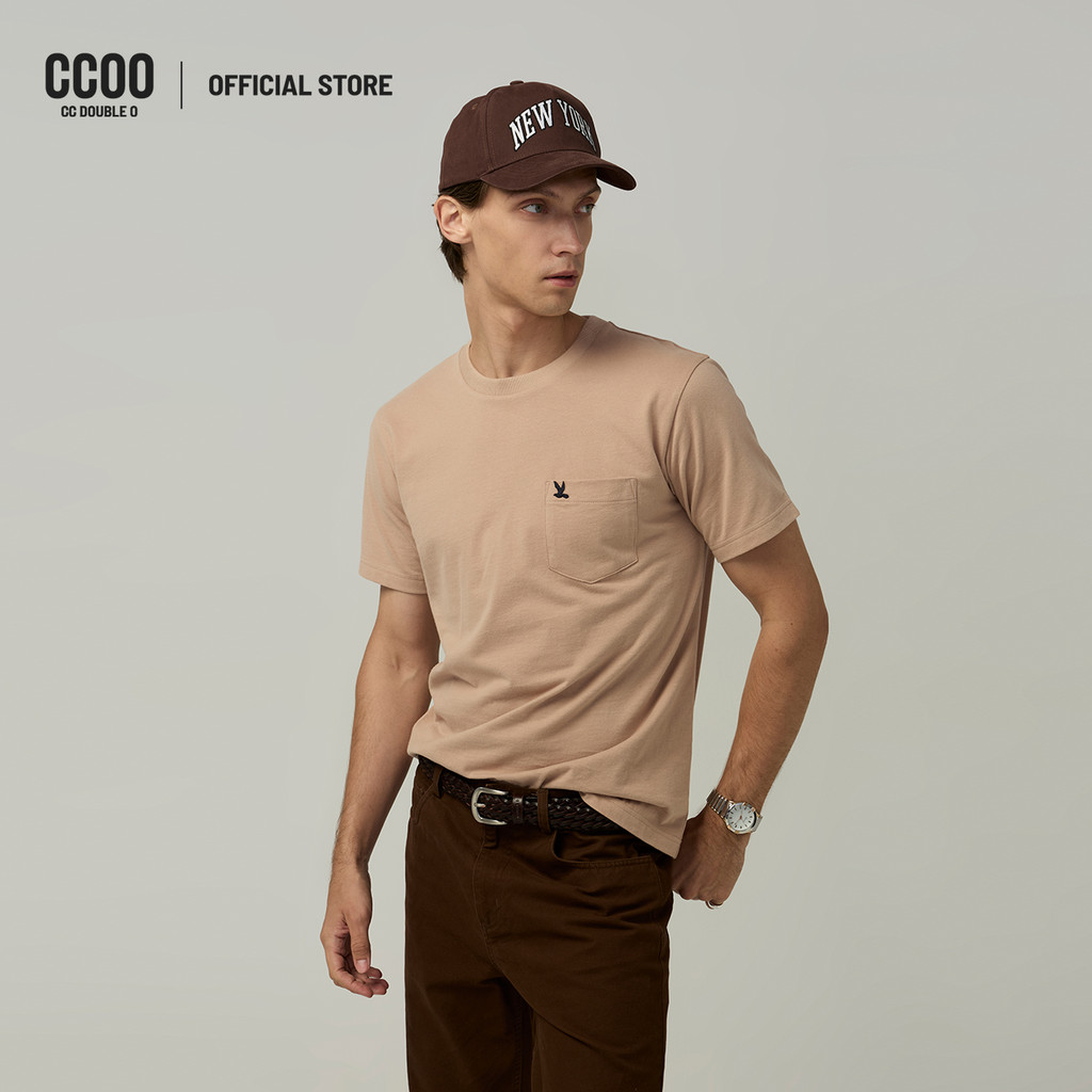 CC DOUBLE O REGULAR-FIT POCKET TEE ผู้ชาย เสื้อยืดปักโลโก้นกที่กระเป๋าเสื้อ รุ่น O26SGMC100 (SS26 #D3)