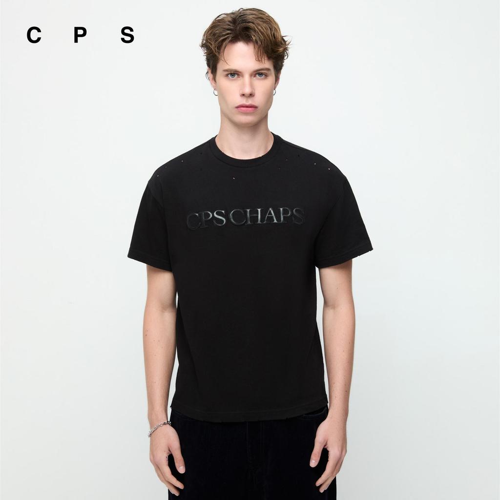 CPS เสื้อยืดแขนสั้นตกแต่งโลโก้หนัง ผู้ชาย LEATHER LOGO GRAPHIC TEE รุ่น C26RGMA012 (SS26#P1)