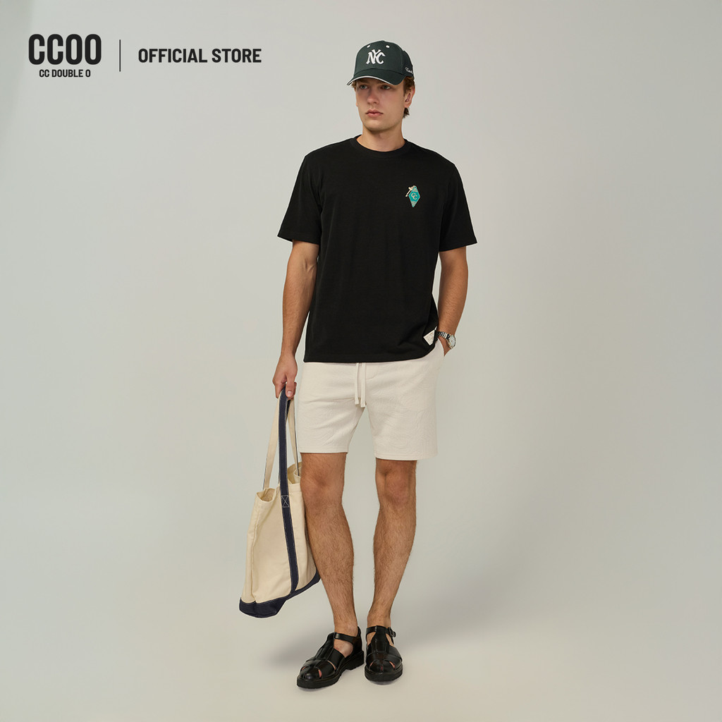 CC DOUBLE O RESORT KEY GRAPHIC TEE ผู้ชาย เสื้อยืดลายรีสอร์ตกุญแจ รุ่น O26SGMD018 (SS26 #D2)