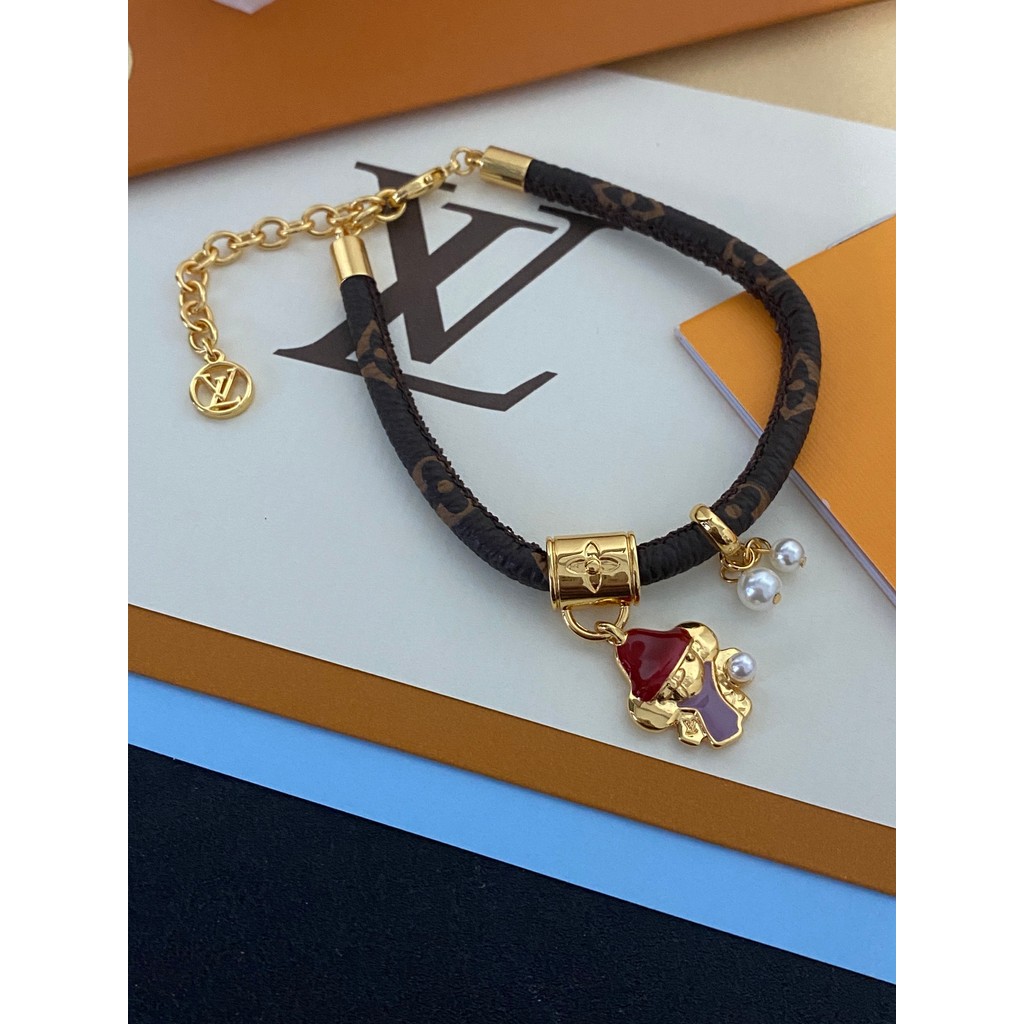 สร้อยข้อมือ Louis Vuitton กําไลข้อมือที่ละเอียดอ่อน Hollow Monogram Letter LV โลโก้ไทเทเนียมเหล็กกัน