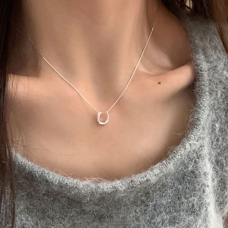 U-Shaped Horseshoe Pendant Necklace Women Unique Fashion