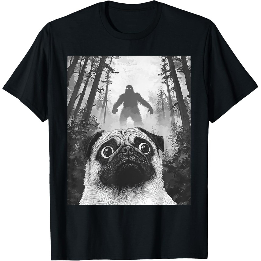 Dog Pug Selfie พร้อม Bigfoot Sasquatch เสื้อยืดตลก