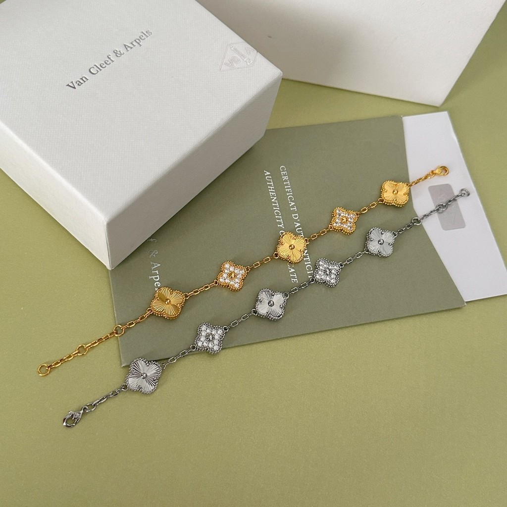 Van Cleef & Arpels กำไลข้อมือลายพิมพ์โปร่ง Hollow Monogram จากสแตนเลส กันน้ำ และไม่เป็นสนิม