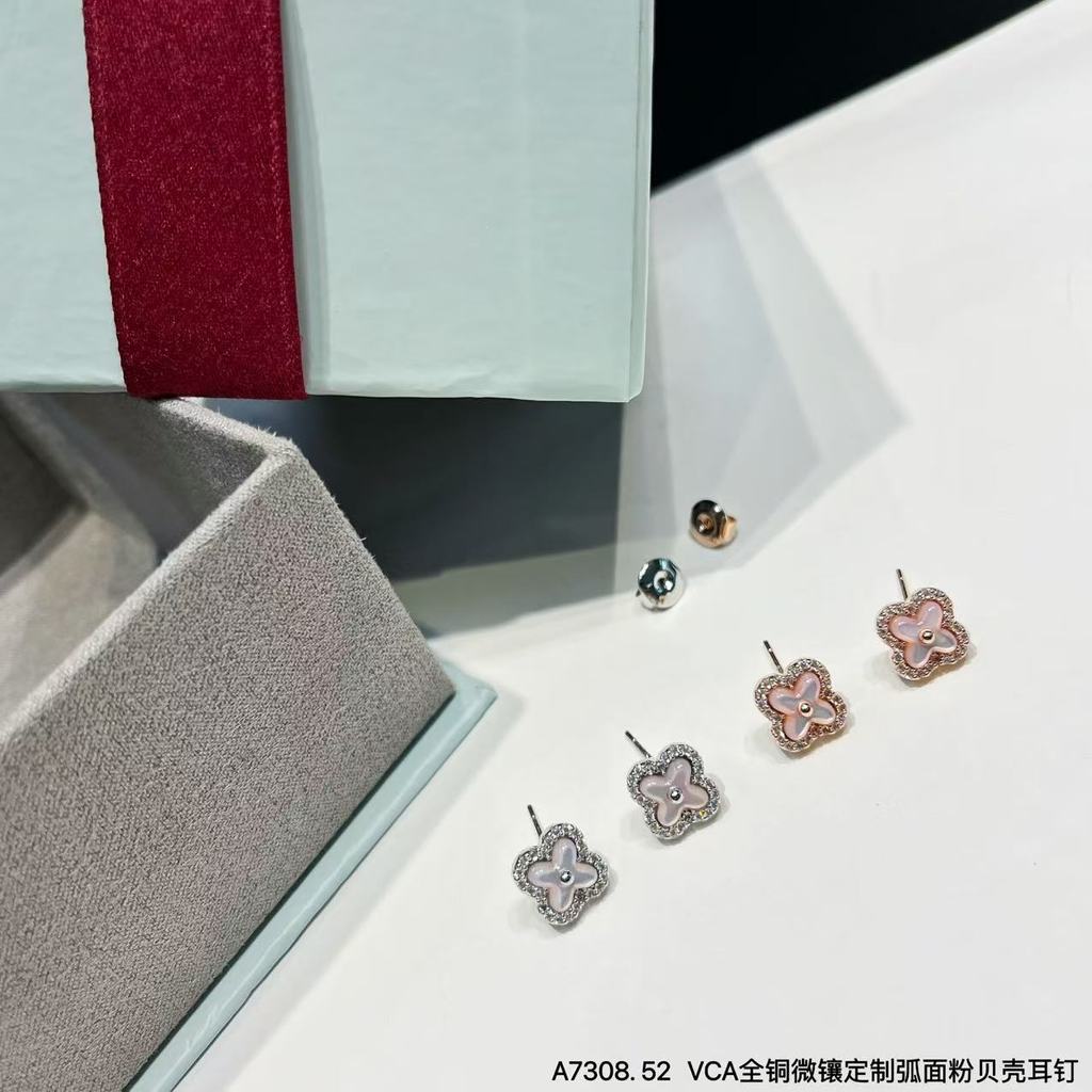 ต่างหูสตั๊ด Van Cleef & Arpels โลโก้ตัวอักษรทำจากเหล็กไทเทเนียม สไตล์หรูกับความเป็นเอกลักษณ์