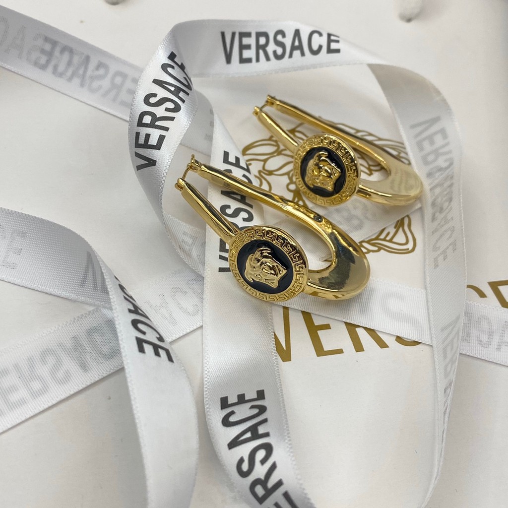 Versace Simple ต่างหู/โลโก้ตัวอักษรเหล็กไทเทเนียม/ส่วนบุคคล/สง่างาม/ต่างหูสตั๊ดต่างหูผู้หญิงเครื่องป