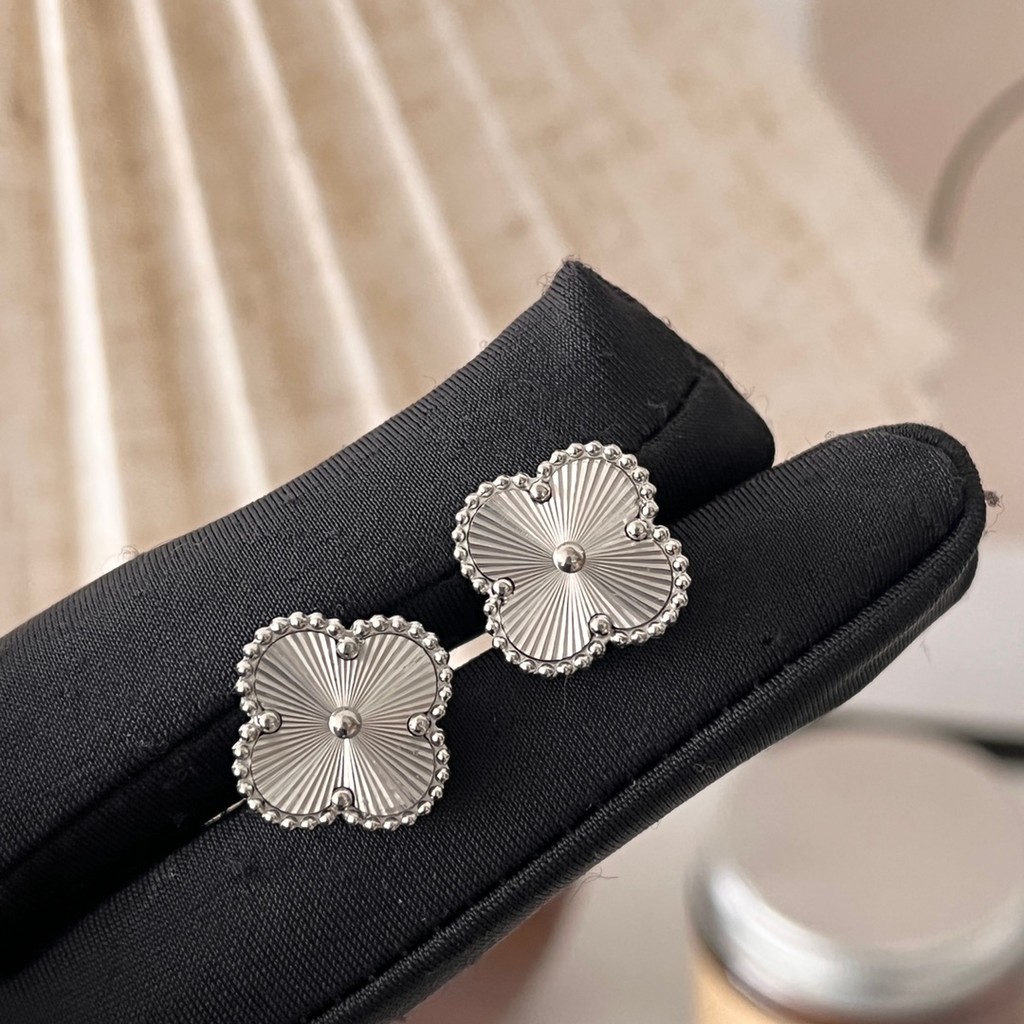 ต่างหูEar Hoop แบรนด์ Van Cleef & Arpels จากวัสดุไทเทเนียมเหล็กกันน้ําไม่เป็นสนิม พร้อมโลโก้ตัวอักษร