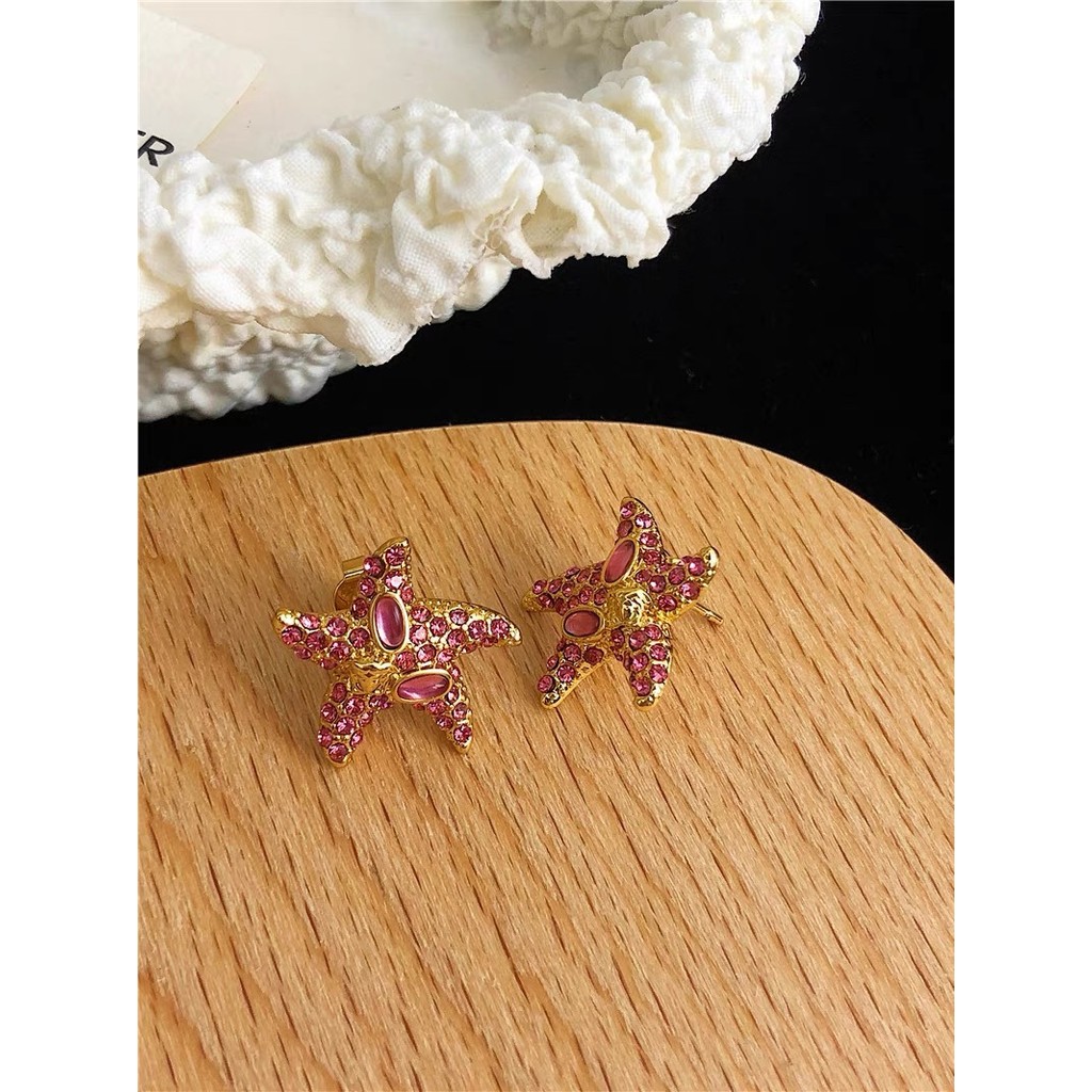 Versace Simple ต่างหู/โลโก้ตัวอักษรเหล็กไทเทเนียม/ส่วนบุคคล/สง่างาม/ต่างหูสตั๊ดต่างหูผู้หญิงเครื่องป