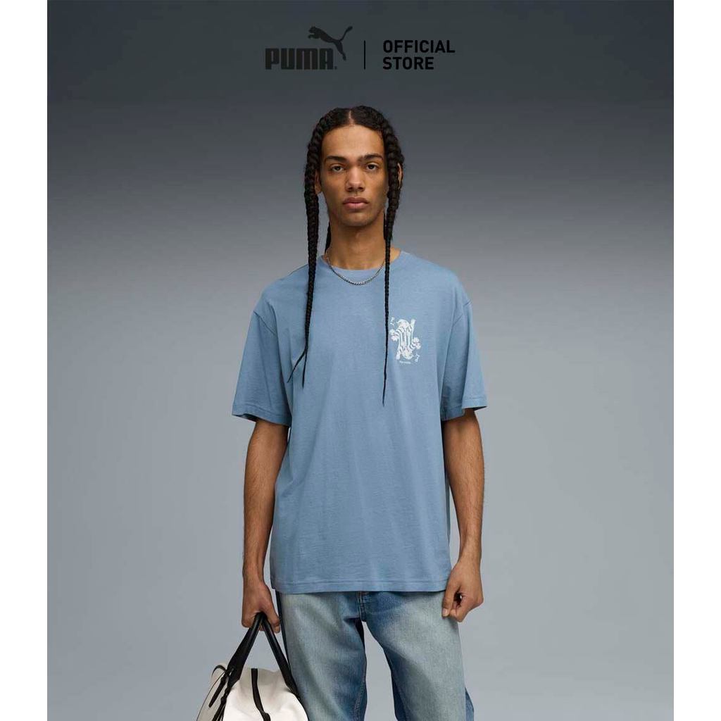 PUMA Prime/Select เสื้อยืดทรงหลวม Graphic Card Play สำหรับผู้ชาย สีฟ้า - 63212134