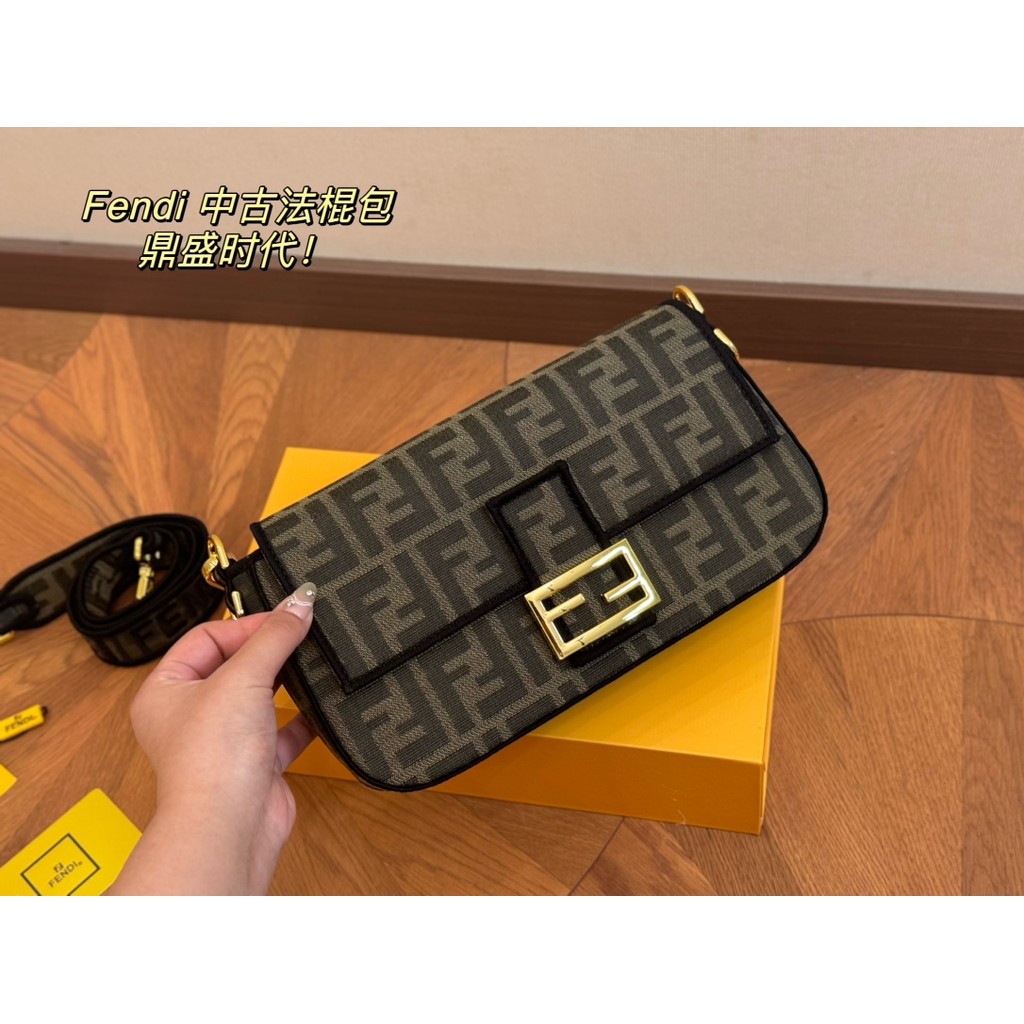 Fendi1666 Classic FF Texture Messenger Bag