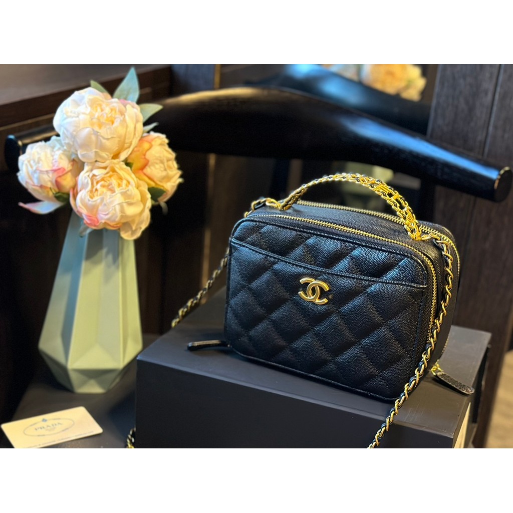 กระเป๋า Chanel สายโซ่สีทอง มีลายเพชรสีดำ