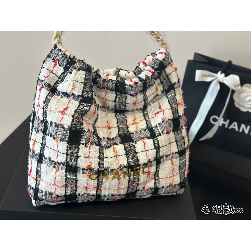 ชาแนล1333 สีดําสีขาวสีแดงจับคู่สีย้อนยุคลายตารางหมากรุกทําด้วยผ้าขนสัตว์กระเป๋าสะพายไหล่