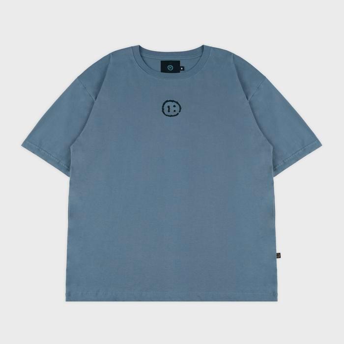 Faith Fade Day Off - Pokey เย็บปักถักร้อยขนาดใหญ่ Tee Steel Blue