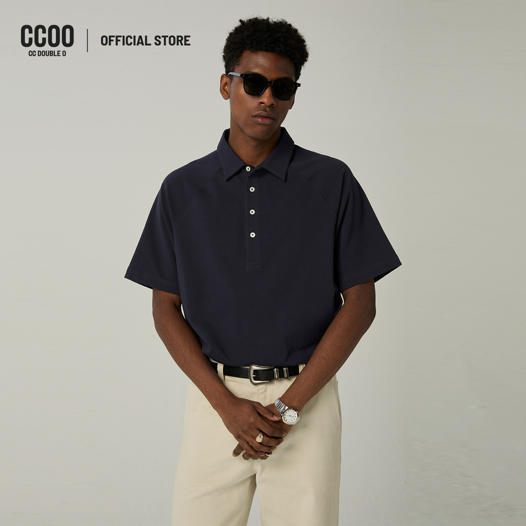 CC DOUBLE O BUTTON COLLAR RELAXED POLO ผู้ชาย เสื้อโปโลคอปกติดกระดุมทรงรีแลกซ์ รุ่น O26SGMA053 (SS26 #A1)