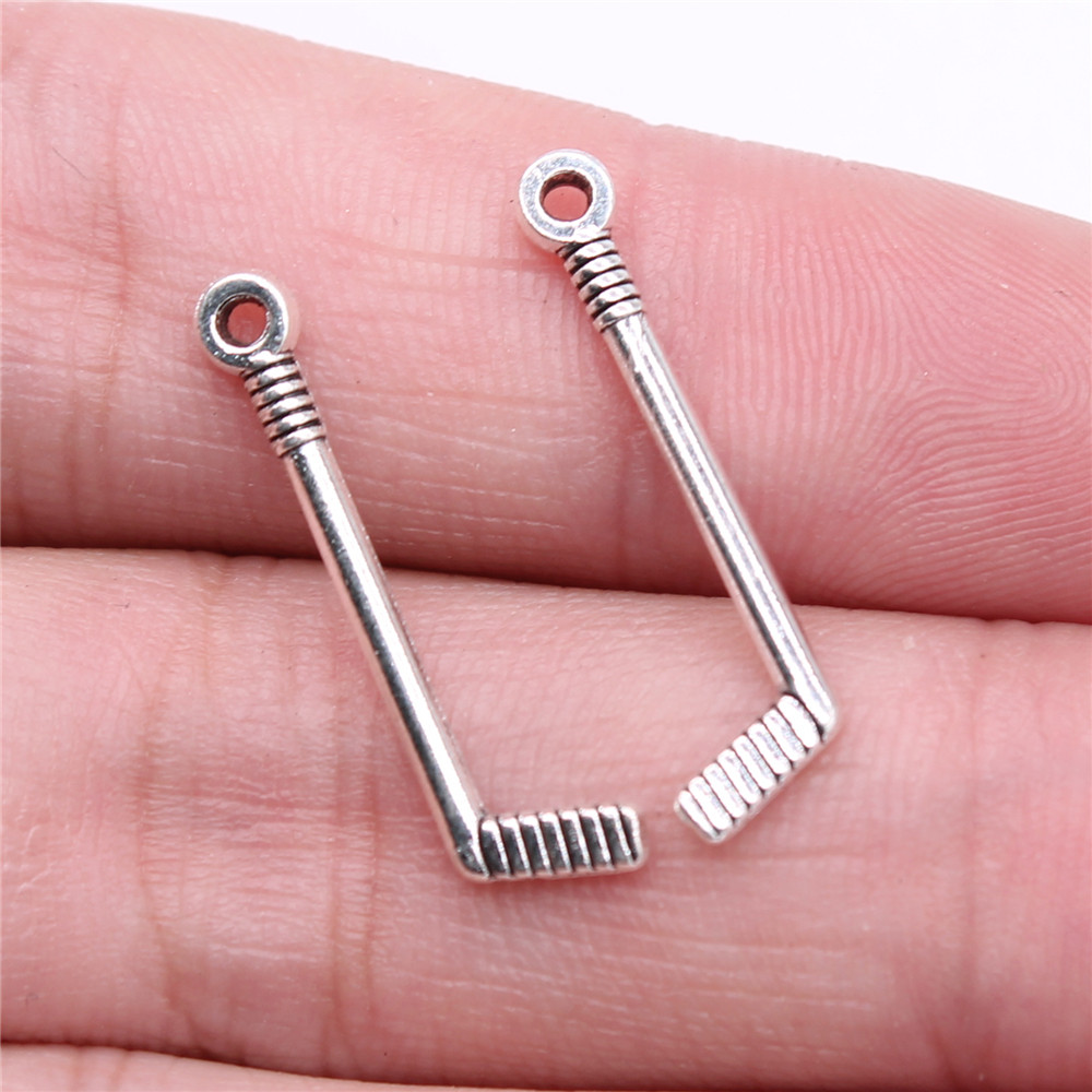 WYSIWYG 40pcs Charms 25x7 มม.Hockey Stick Charms จี้โบราณสีเงินสําหรับเครื่องประดับทํา DIY ผลการค้นห
