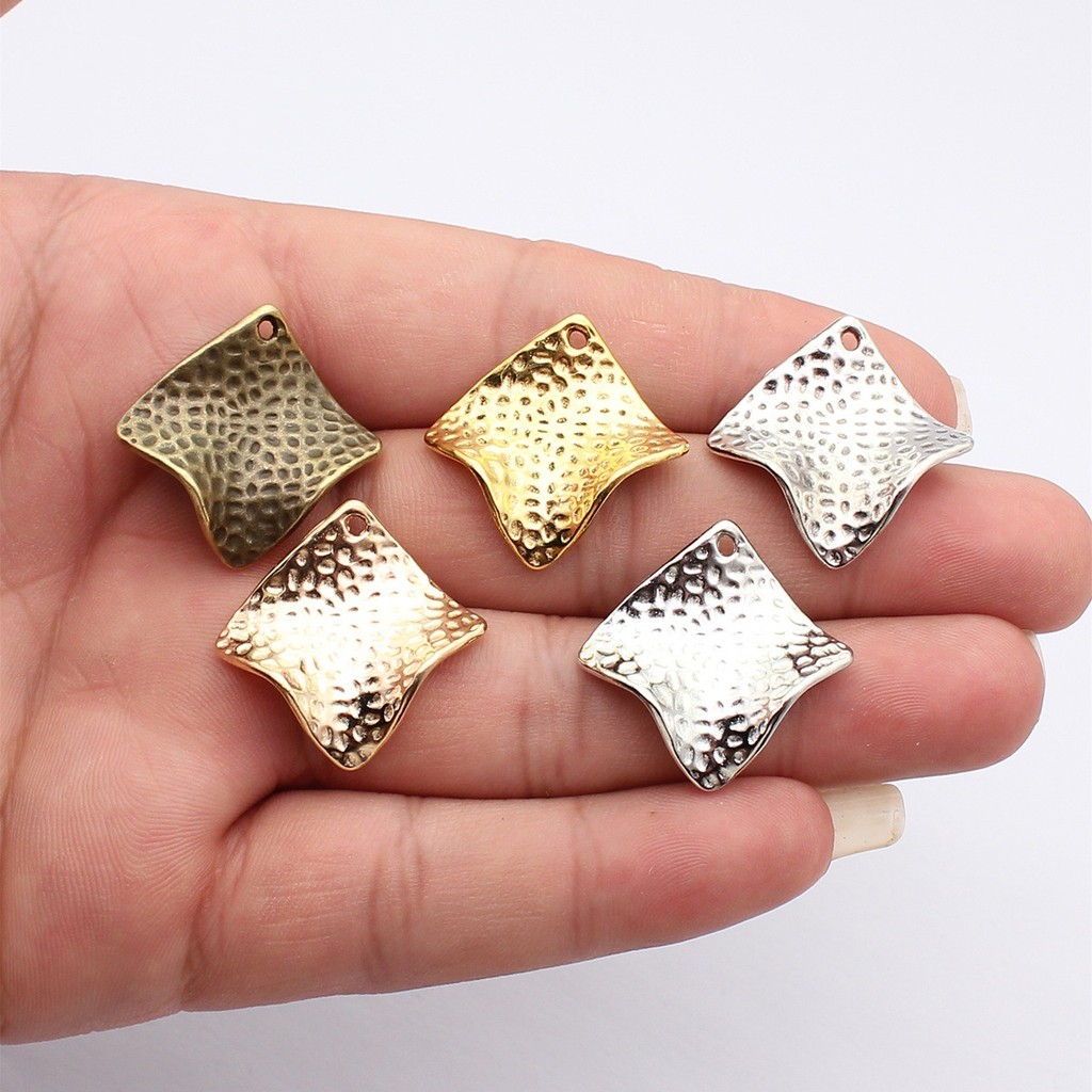 WYSIWYG 5 ชิ้น 22x22 มิลลิเมตร 5 สี Twisted Design ลาย Charms สําหรับเครื่องประดับ DIY