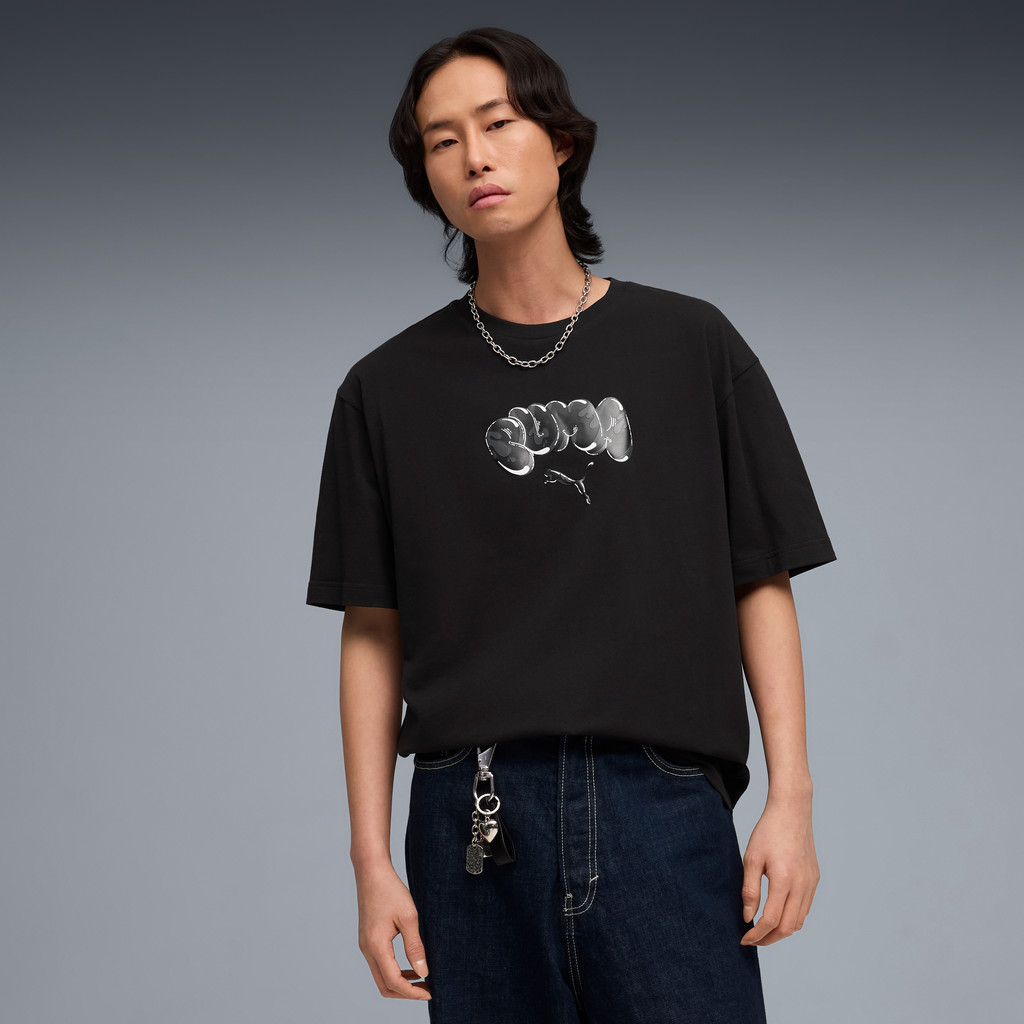 PUMA Prime/Select เสื้อยืดทรงหลวมลายกราฟิก Balloon Art สำหรับผู้ชาย สีดำ - 63443901 — صورة 2