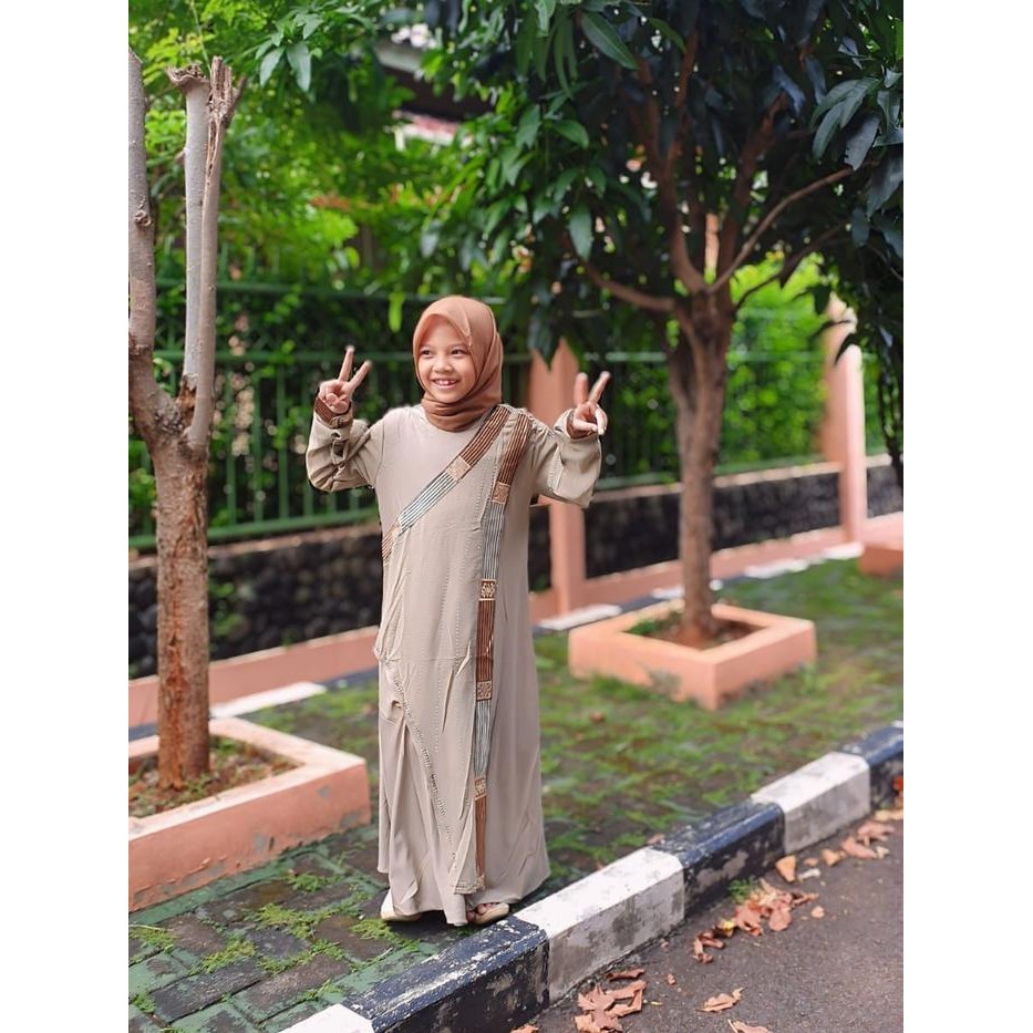 Muna Kajol เด็ก Gamis 5 - 10 ปีเย็บปักถักร้อยที่เรียบง่ายและเลื่อมหรูหรา Shakila