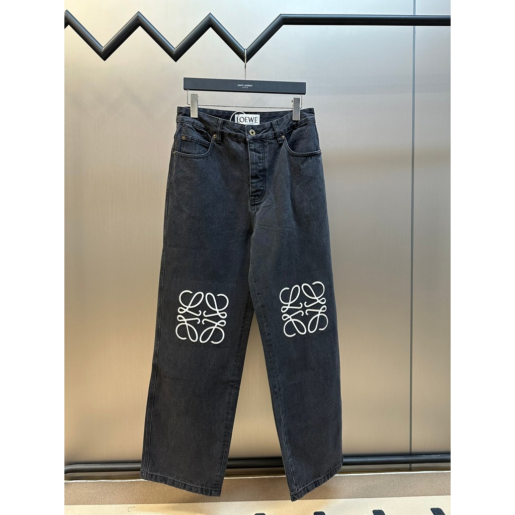 กางเกงยีนส์ Loewe Anagram สไตล์ใหม่