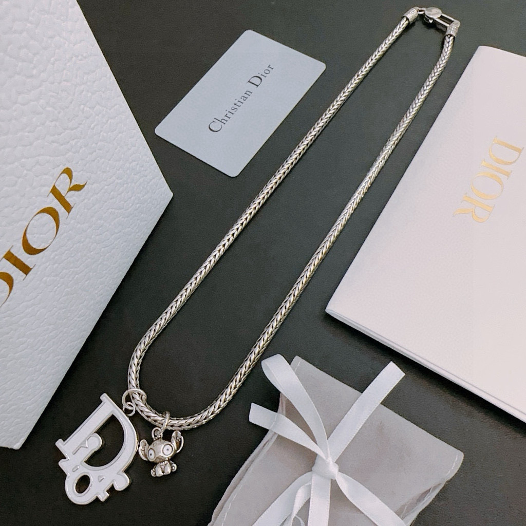 สร้อยคอนgetStyle="font-family: sans-serif;"> rock punk ในสไตล์เงินไทย