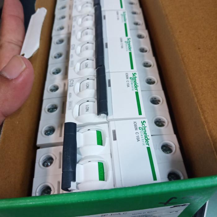 Schneider ไฟฟ้า MCB iC60N C10A A9F74210 2 เฟสแรงดันไฟฟ้า 220V 10Ampere 6KA ความจุ 6000A ควบคุม