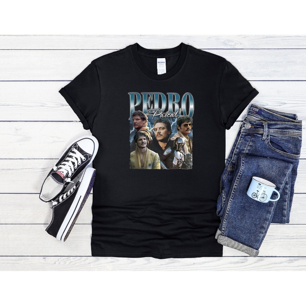 2025 Gildan แขนสั้นสําหรับชาย Pedro Pascal เสื้อยืด Fan Art Collage ผู้ชายผู้หญิง Unisex เสื้อ Hoodi