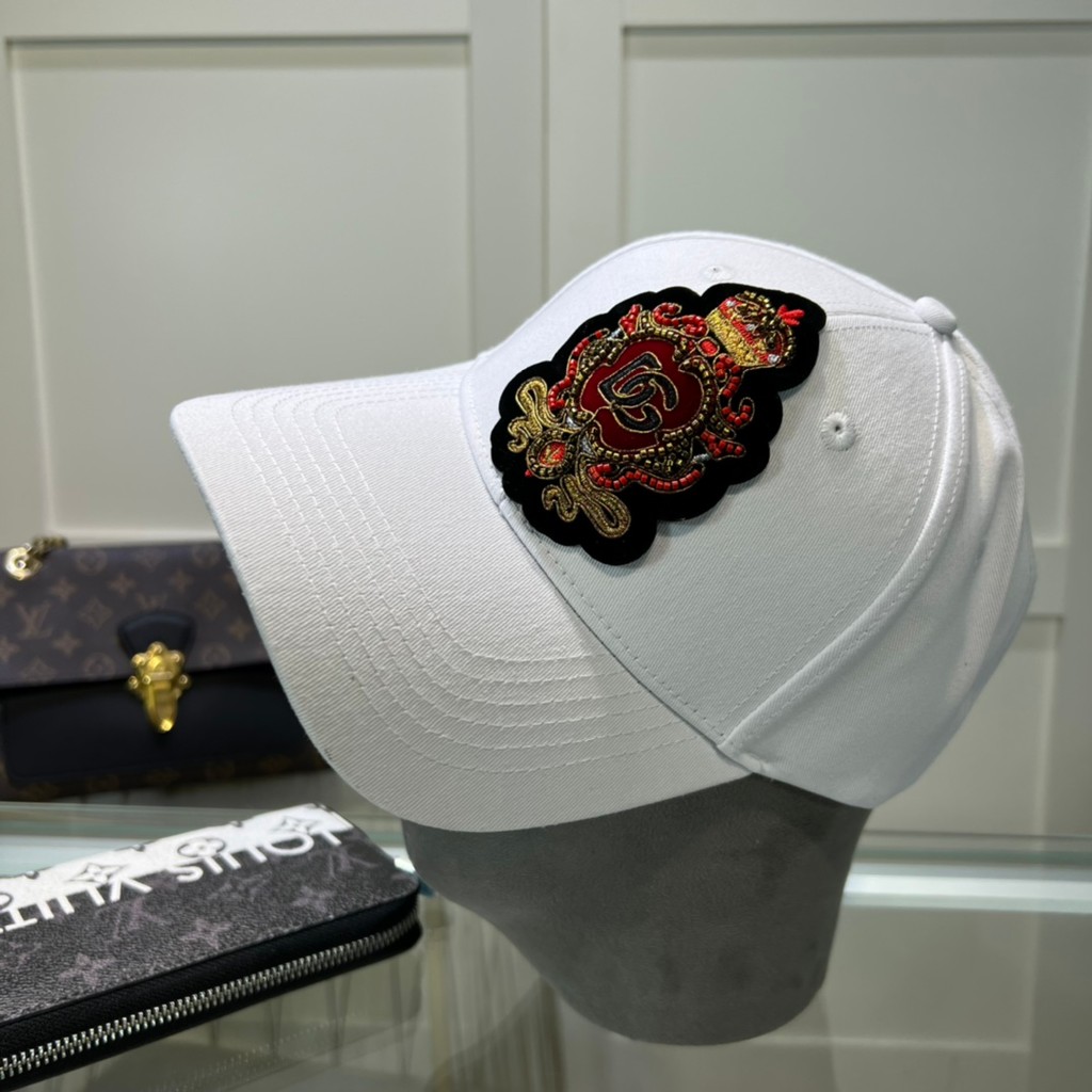 MiuMiu777 หมวกเบสบอลตุ๊กตาสีดําโลโก้สีขาว