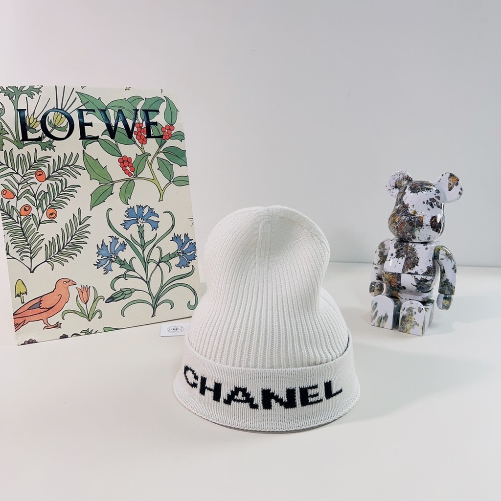 CHANEL666 High-End Badge ตกแต่งถักหมวก All-Match สีดําสีเทาสีขาวสีกากีฤดูใบไม้ผลิสไตล์ฤดูร้อนหญิง