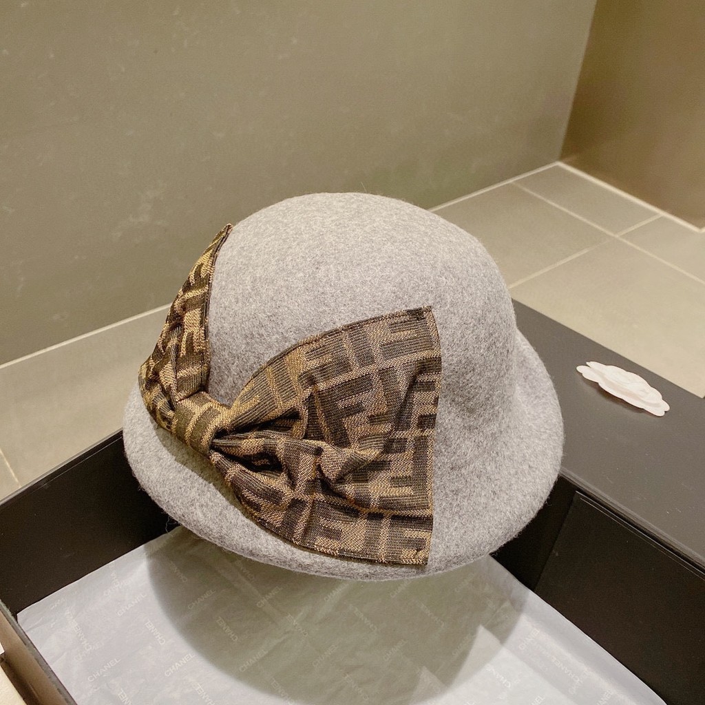 LV555 สีดําสีขาวจับคู่หมวกเบสบอลแฟชั่นตาข่ายรูปตัว V