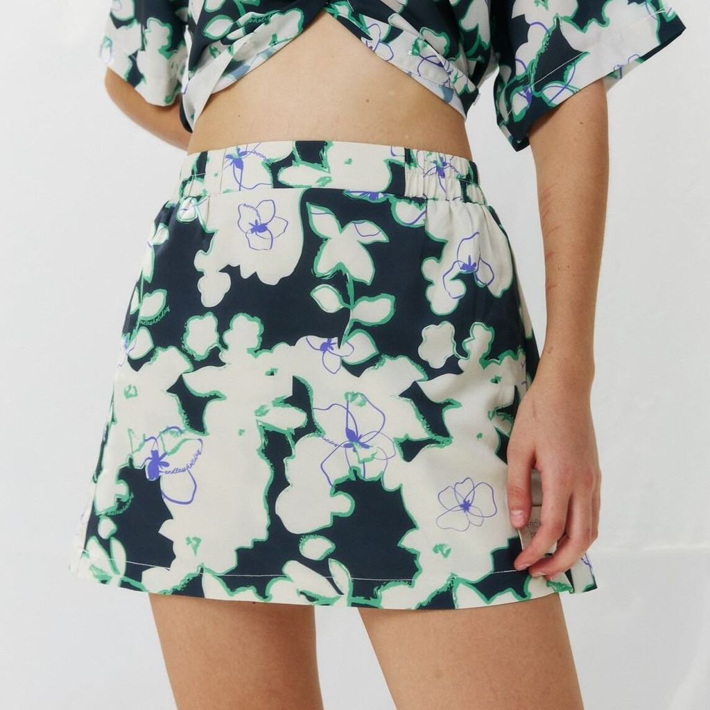[เริ่มจัดส่ง 1-3 กย]Endless Holiday City Skorts Cosmic Black & Hunter Green