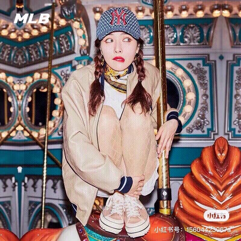 LV555 สีดําสีขาวสีจับคู่หมวกถักปัก "C" ขนาดใหญ่