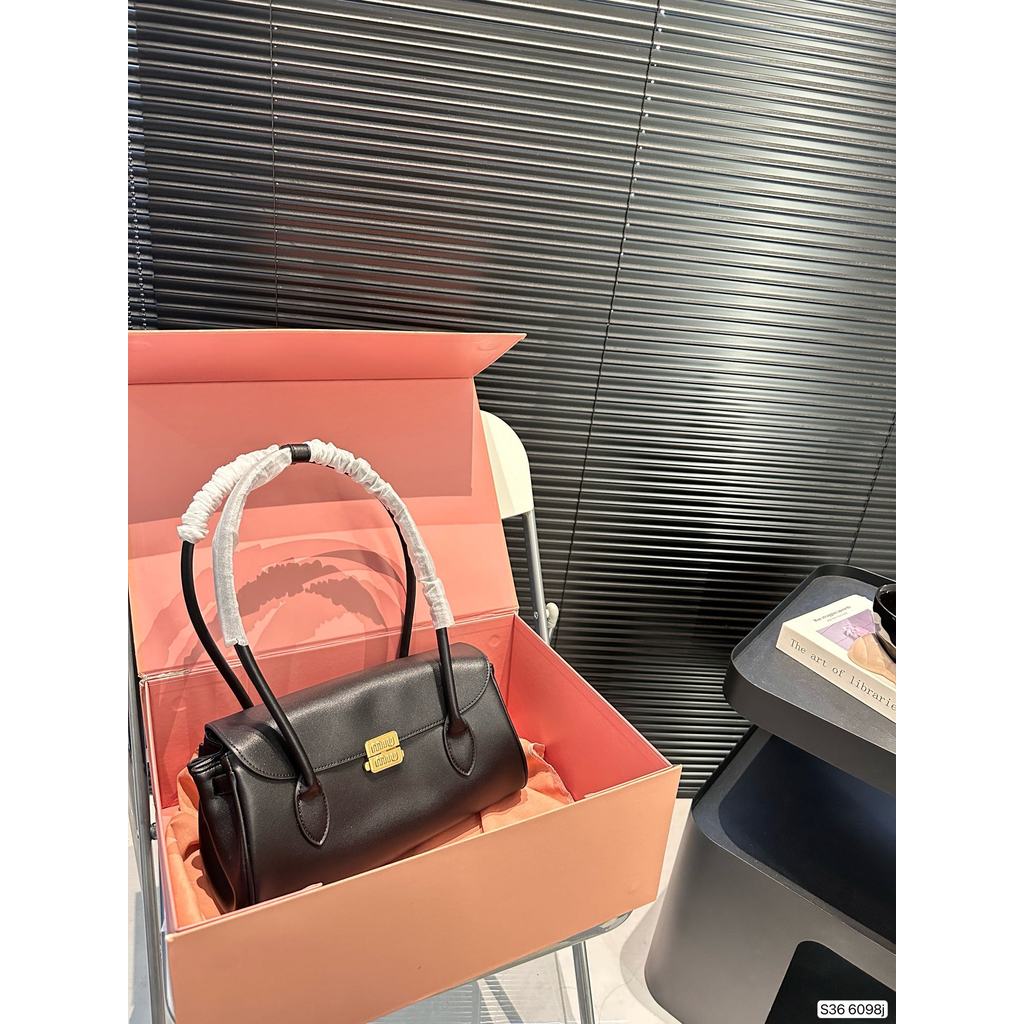 MiuMiu7569 กระเป๋าถือสีดําเรียบง่ายทันสมัย