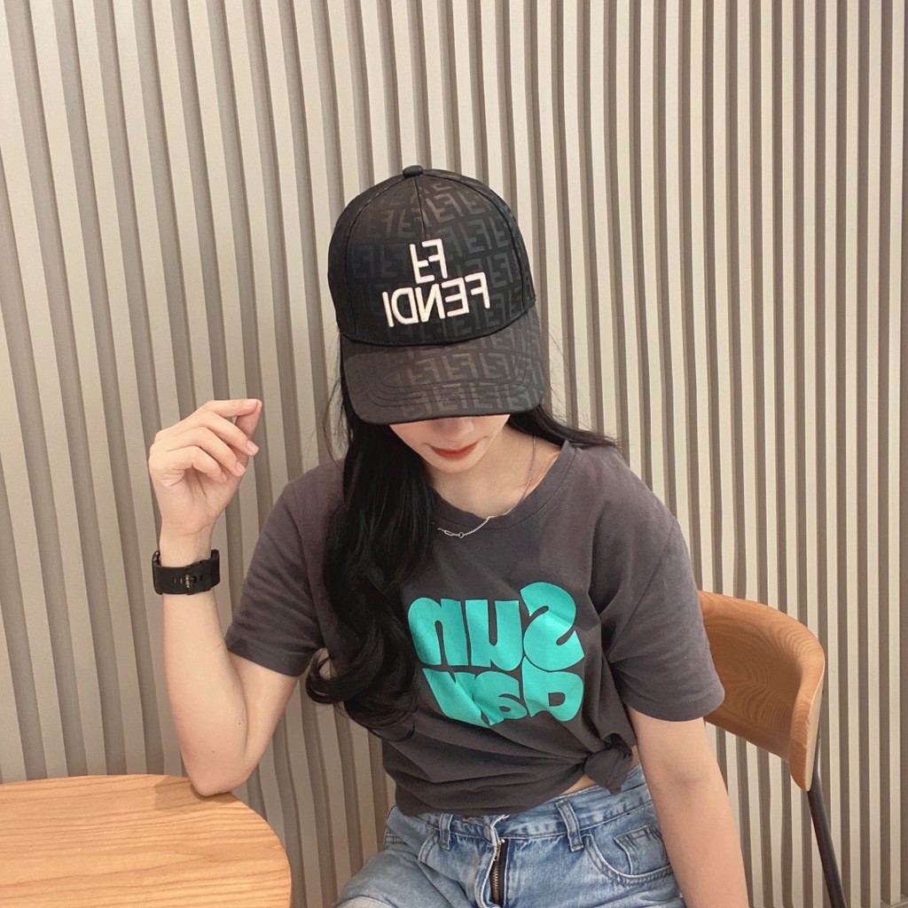 LV888 หมวกถักนิตติ้งโลโก้ปักลายสีเบจ