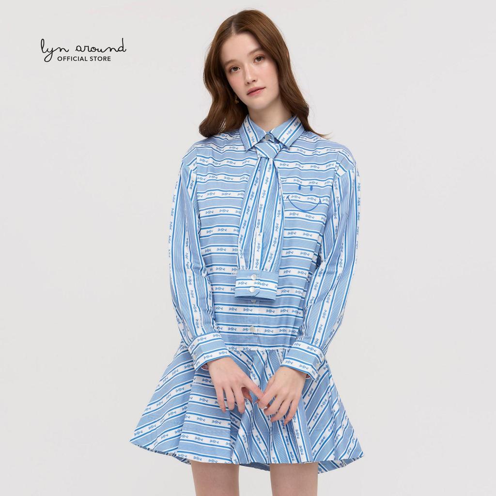Lyn around - เดรสสั้นพิมพ์ลายกราฟฟิคแต่งเนคไท คอลเลกชัน Lyn around x SMILEY (A26FGWB092)